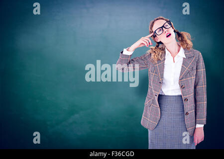 Image composite de hipster geek pense avec le doigt sur le temple Banque D'Images