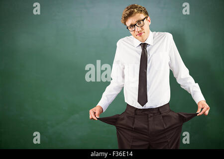 Image composite de l'homme geek montrant ses poches vides Banque D'Images