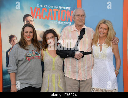 LOS ANGELES, CA - le 27 juillet 2015 : Chevy Chase & femme Jayni Chase & filles Emily Evelyn Chase (à gauche) & Caley Leigh Chase à la première de son film 'vacances' au Regency Village Theatre, Westwood. Banque D'Images