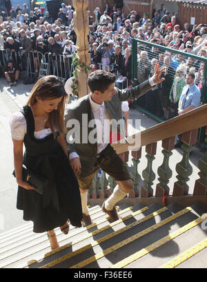 Munich, Allemagne. 30 Septembre, 2015. Robert Lewandowski du FC Bayern München et sa partenaire Anna Stachurska assister au festival de la bière Oktoberfest Theresienwiese à 2015 le 30 septembre 2015 à Munich, Allemagne. Credit : kolvenbach/Alamy Live News Banque D'Images