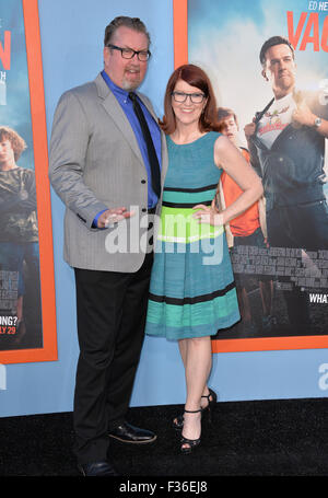 LOS ANGELES, CA - le 27 juillet 2015 : Kate Flannery & petit ami Chris Haston à la première de 'vacances' au Regency Village Theatre, Westwood. Banque D'Images