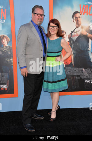 LOS ANGELES, CA - le 27 juillet 2015 : Kate Flannery & petit ami Chris Haston à la première de 'vacances' au Regency Village Theatre, Westwood. Banque D'Images