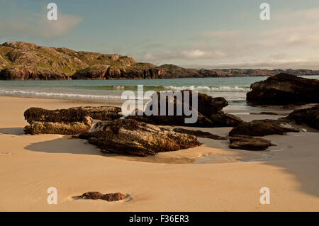 Rochers sur la plage à Oldshoremore Banque D'Images