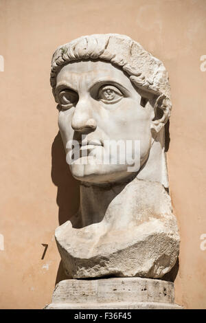 Rome. L'Italie. Vestiges de l'immense statue de AD 4E C L'Empereur Constantin I, le Palazzo dei Conservatori, Musées du Capitole. Banque D'Images