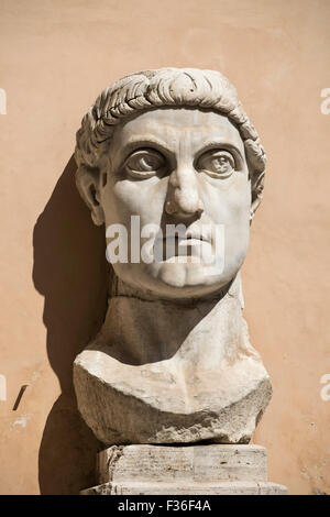 Rome. L'Italie. Vestiges de l'immense statue de AD 4E C L'Empereur Constantin I, le Palazzo dei Conservatori, Musées du Capitole. Banque D'Images