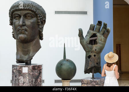 Rome. L'Italie. Les fragments de la statue colossale en bronze de Constantin le Grand, 4ème C AD, Musées du Capitole. Banque D'Images