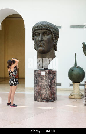 Rome. L'Italie. Les fragments de la statue colossale en bronze de Constantin le Grand, 4ème C AD, Musées du Capitole. Banque D'Images