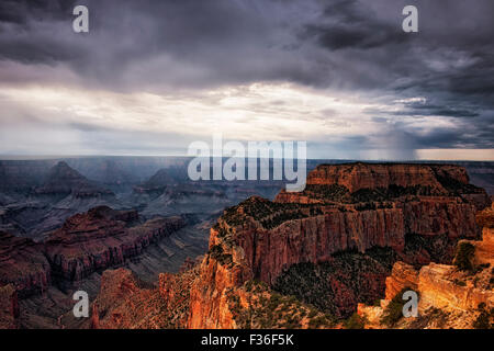 Une brève pause soleil sur l'été thunderheads Wotans trône comme développer sur le bord nord de l'Arizona's Grand Canyon National Park. Banque D'Images