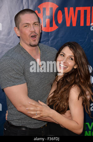 LOS ANGELES, CA - le 10 août 2015 : Sarah Shahi & mari Steve Howey à la CBS - Showtime et CW TCA Summer Party au Pacific Design Center, West Hollywood. Banque D'Images