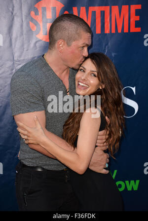 LOS ANGELES, CA - le 10 août 2015 : Sarah Shahi & mari Steve Howey à la CBS - Showtime et CW TCA Summer Party au Pacific Design Center, West Hollywood. Banque D'Images