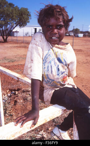 Jeune garçon autochtone, Yuelamu (Mount Allan) dans le Territoire du Nord, Australie Banque D'Images