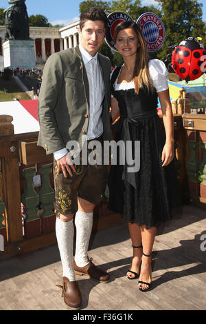 Munich, Allemagne. 30 Septembre, 2015. Robert Lewandowski du FC Bayern München participe avec Anna Stachurska Beerfestival l'Oktoberfest 2015 Wiesenschaenke à Kaefer à Theresienwiese, le 30 septembre 2015 à Munich, Allemagne. Credit : kolvenbach/Alamy Live News Banque D'Images