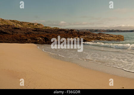 Vagues se briser autour de roches sur Oldshoremore Beach Banque D'Images