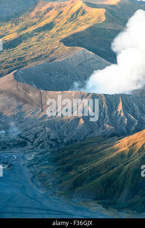 Le Mont Bromo, tandis que la fumée et la poussière provenant du cratère dans la matinée avec télécommande zoom. Banque D'Images