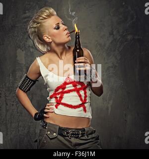 Punk fille fumer une cigarette Banque D'Images