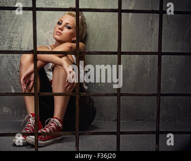 Punk fille derrière les barreaux Banque D'Images