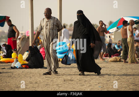 Couple strolling musulmane sur plage de la mer Rouge, à Djeddah, Arabie Saoudite Banque D'Images