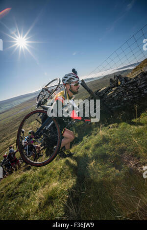 Dave Haygarth, Planet-x, escalade Simon a diminué dans les trois pics 2015 cyclocross, Yorkshire Dales, au Royaume-Uni. Banque D'Images