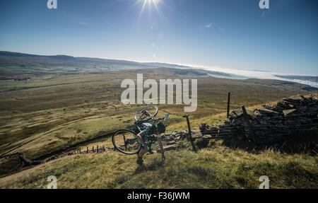 Rob Jebb escalade Simon a diminué dans les trois pics 2015 cyclocross, Yorkshire Dales, au Royaume-Uni. Banque D'Images