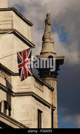 UK drapeau à côté de la Colonne Nelson. Londres. L'Angleterre. Banque D'Images