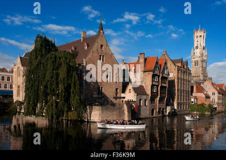 Le beffroi de Bruges, Belfort (clocher médiéval), Rozenhoedkaai datant du, pont au-dessus. Beffroi datant du et. Bru Banque D'Images