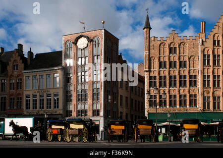 Bruges en calèche. Si vous voulez découvrir Bruges comme il l'aurait été dans le passé, pourquoi ne pas voir les sites Banque D'Images