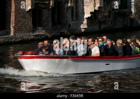 Bruges par bateau. L'une des meilleures façons de voir Bruges est par bateau. La demi-heure en bateau (avec commentaires en anglais) principalement l'exploitation Banque D'Images