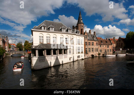 En raison de ses canaux Bruges est souvent appelé "la Venise du Nord'. La situation de l'eau dans les deux villes était toutefois très di Banque D'Images
