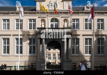 Les chambres (ou Oude Griffie) est un bâtiment plus petit, situé à gauche de l'Hôtel de Ville. Sa façade renaissance remonte au 16 Banque D'Images