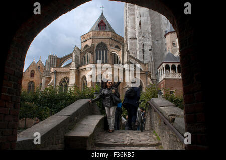 À l'approche de Bruges, on peut déjà voir de loin la plus haute tour de la ville, la tour d'église Notre Dame. Bien que t Banque D'Images