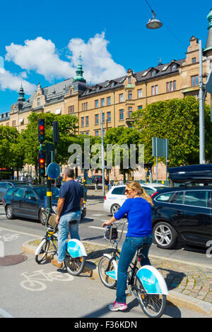 Les gens sur des vélos de ville, Strandvägen, Östermalm, Stockholm, Suède Banque D'Images