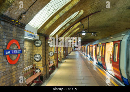 L'architecture victorienne et briques apparentes à la station de métro Baker Street London England UK Go plate-forme l'Europe de l'UE Banque D'Images