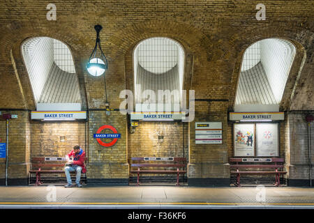 Homme en attente d'un train de métro à Baker Street station plate-forme Londres Angleterre Royaume-Uni GB Europe Banque D'Images