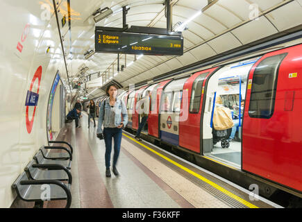 Les banlieusards après un tube fixe formé à une plate-forme de la station de métro de Londres London England UK Gb eu Europe Banque D'Images