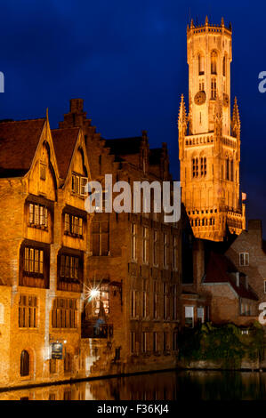 Une vue de l'un des nombreux canaux qui traversent la ville médiévale de Bruges, et le Beffroi. Bruges, parfois sous le nom de V Banque D'Images