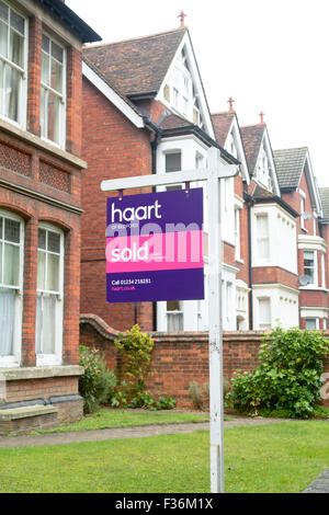 Le Haart de Bedford estate agents vendu enseigne à l'extérieur grande maison à Bedford, Bedfordshire, Angleterre Banque D'Images