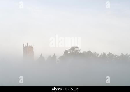 Saint James Church dans le brouillard d'automne. Chipping Campden, Gloucestershire, Cotswolds, en Angleterre