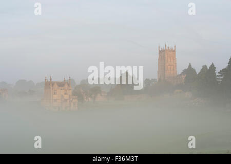 Orient Banqueting House et Saint James Church dans le brouillard d'automne. Chipping Campden, Gloucestershire, Cotswolds, en Angleterre