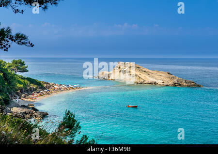 Vouti Beach, l'île de Céphalonie, en Grèce les gens se détendre à la plage. La plage est entourée de fleurs. Banque D'Images