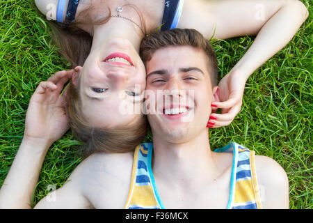 Heureux, jeune couple lying on a meadow Banque D'Images