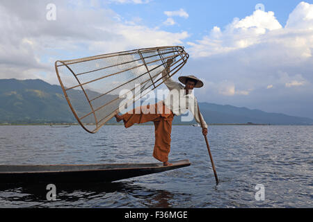 Une jambe pêcheur d'aviron au Myanmar Banque D'Images