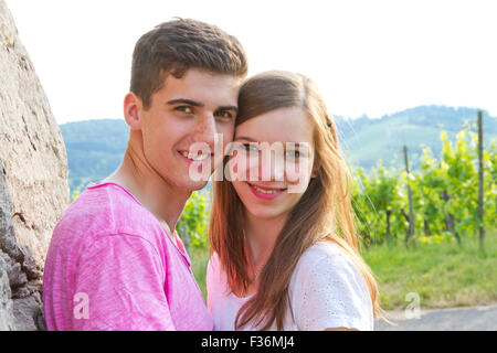 Jeune couple d'amour dans la nature Banque D'Images