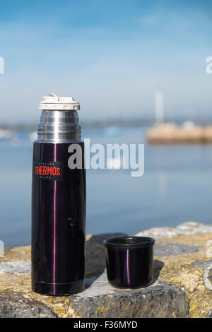 Un thermos sur le mur à Lympstone un village côtier de l'est du Devon England UK Banque D'Images