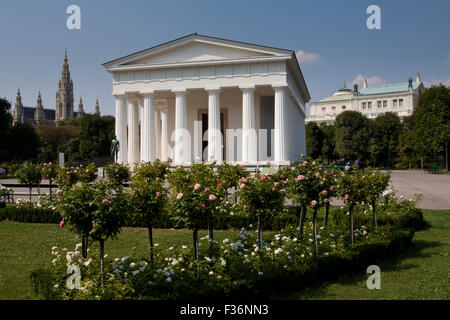 Hôtel de ville sur la gauche, le Burgtheater de droite et le Temple de Thésée dans le Volksgarten à Vienne, Autriche Banque D'Images