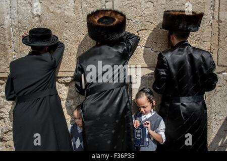 Jérusalem. Sep 30, 2015. Les hommes juifs ultra-orthodoxes prient pendant Souccot au Mur occidental dans la vieille ville de Jérusalem, le 30 septembre 2015. Le ukkot «', la Fête des Tabernacles, relevant du coucher de soleil au coucher du soleil du 27 septembre au 4 octobre de cette année, est une maison de vacances d'une semaine biblique qui se remémore les 40 ans de voyages dans le désert après l'exode de l'esclavage en Egypte. © Li Rui/Xinhua/Alamy Live News Banque D'Images