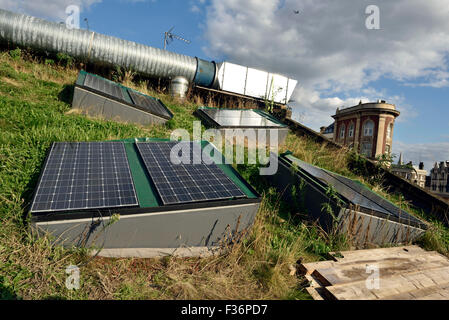 Des panneaux solaires fixés sur le toit vert, Shoreditch, London Borough of Hackney, England UK Banque D'Images