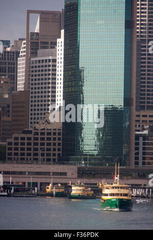 Ferry au départ d'eau douce Sydney Circular Quay avec toits de gratte-ciel en arrière-plan de la Nouvelle-Galles du Sud Sydney NSW Au Banque D'Images