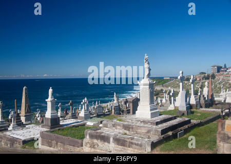 Pierres tombales du cimetière de Waverley, monuments et de l'océan Pacifique La mer de Tasman Sydney NSW Australie Nouvelle Galles du Sud Banque D'Images