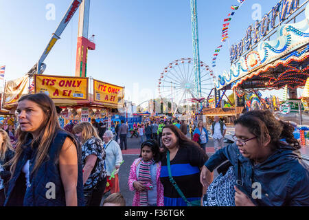 Nottingham, Royaume-Uni. Le 30 septembre 2015. Nottingham Goose Fair ouvert ce soir et se poursuit jusqu'à dimanche 3 octobre. Il est l'un des plus grands salons de voyager avec une histoire qui remonte à plus de 720 ans. Credit : Martyn Williams/Alamy Live News Banque D'Images