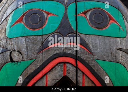 Détail de cèdre ''homme marchant hors de la Log'' totem, Duncan, île de Vancouver, Colombie-Britannique, Canada, Amérique du Nord. Banque D'Images